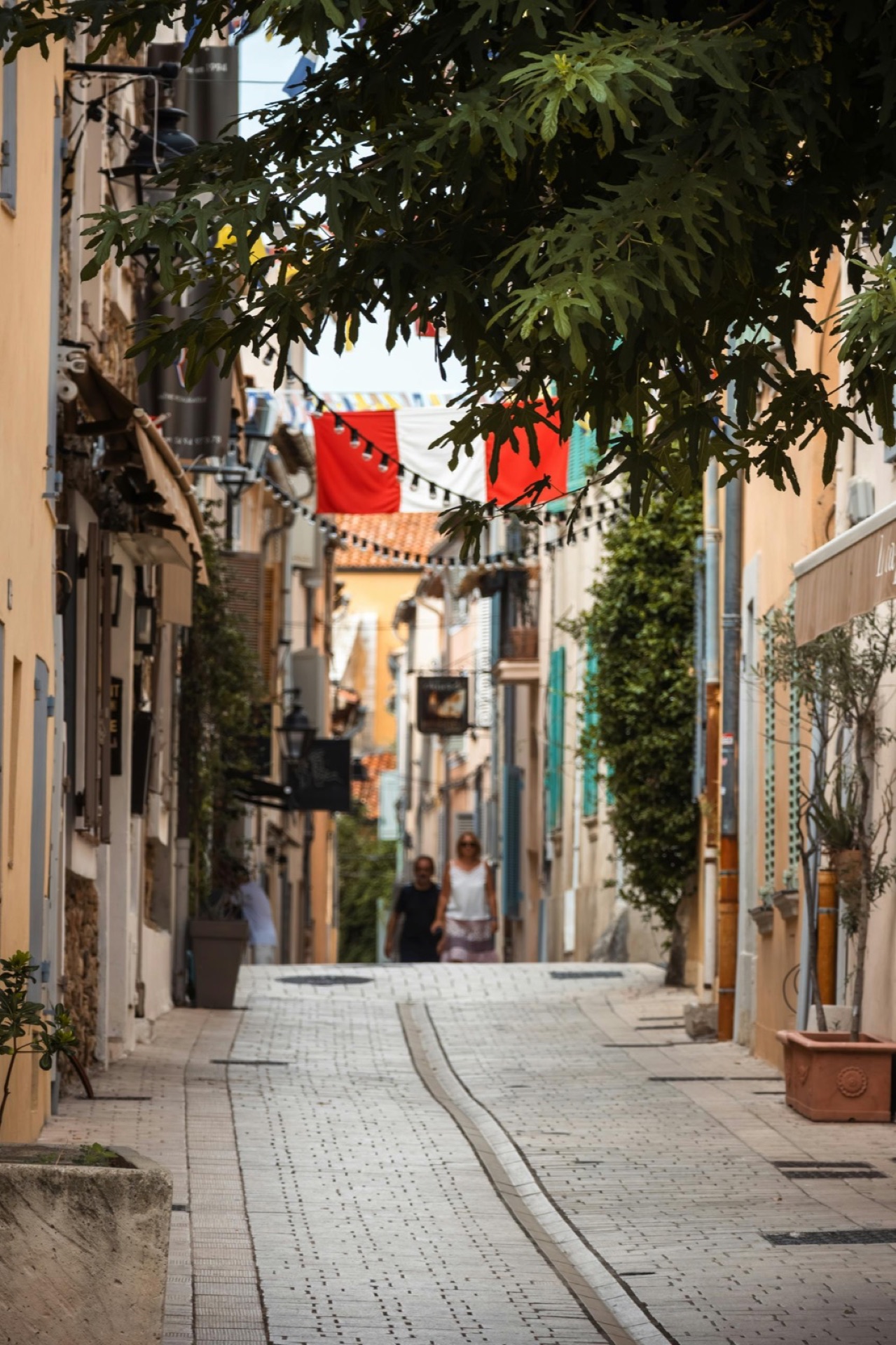Ruelle de la vieille ville d'Antibes, façades ocre et pavés, lumière du Sud