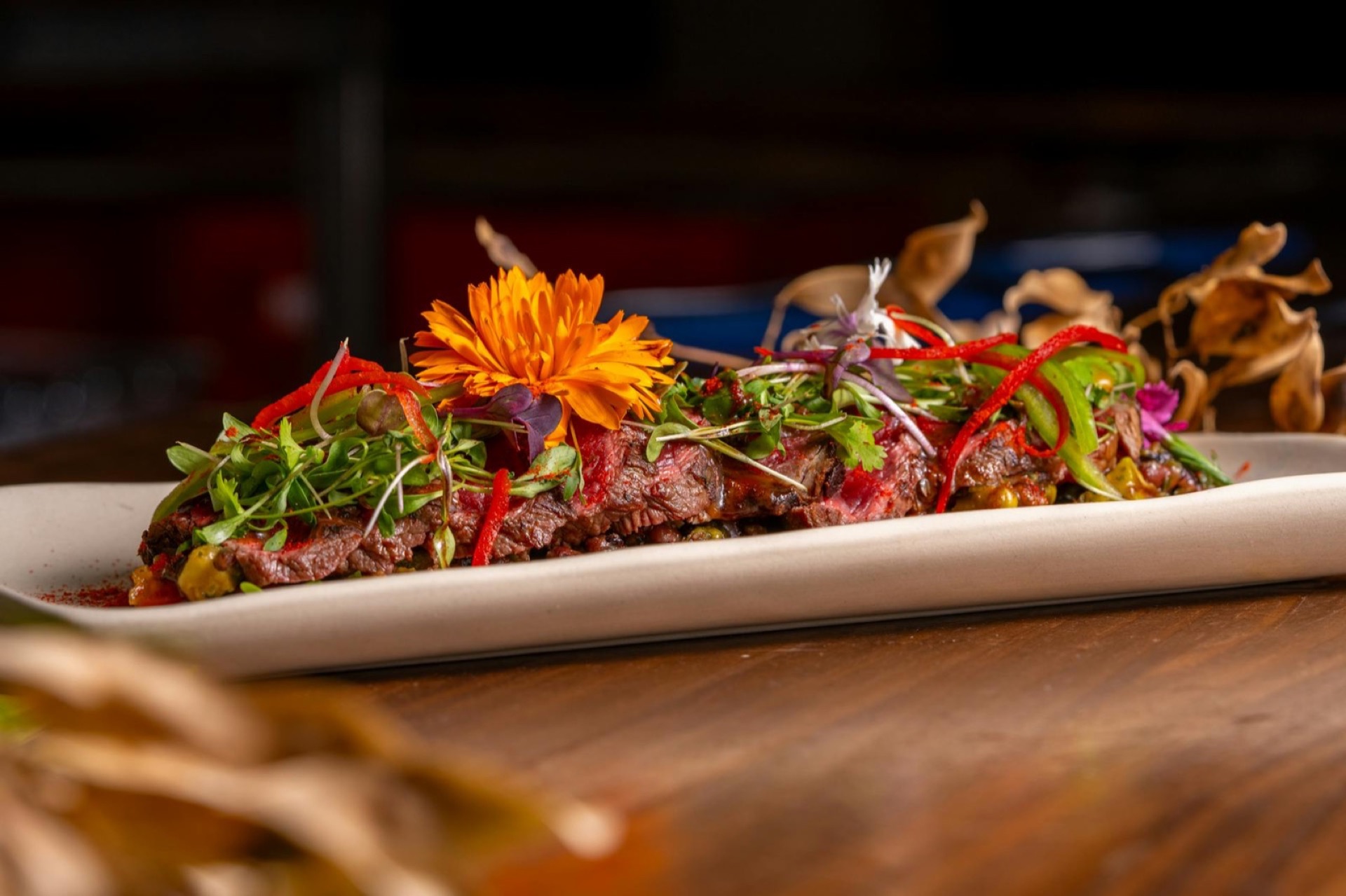 Magret de canard sliced rosé avec fleur de souci orange et microgreens
