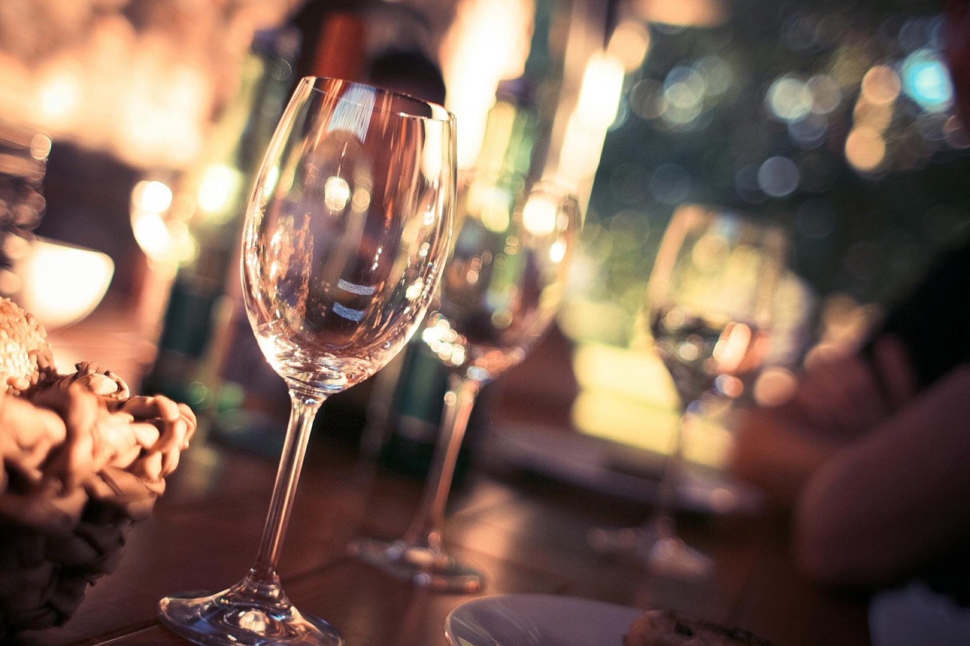 Verre de vin de table de restaurant, lumière bokeh, ambiance soir